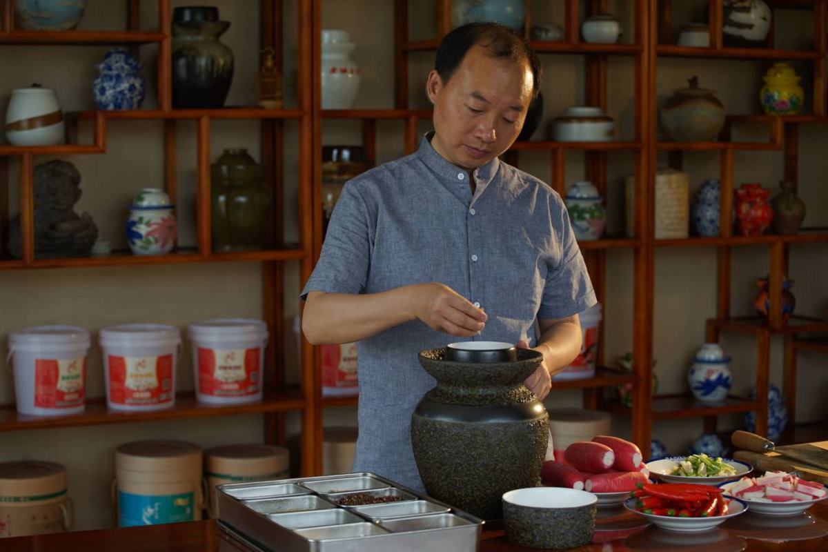 一个泡菜老坛子里有多少秘密?请非遗传承人何艳平为我们揭秘