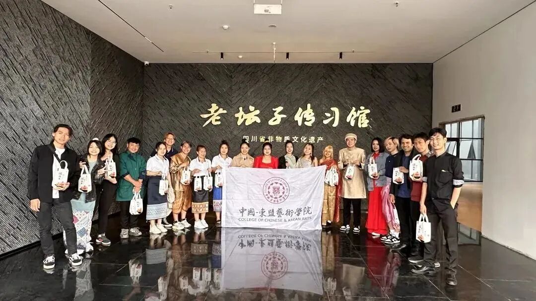 国际学生体验舌尖上的非遗—东坡泡菜